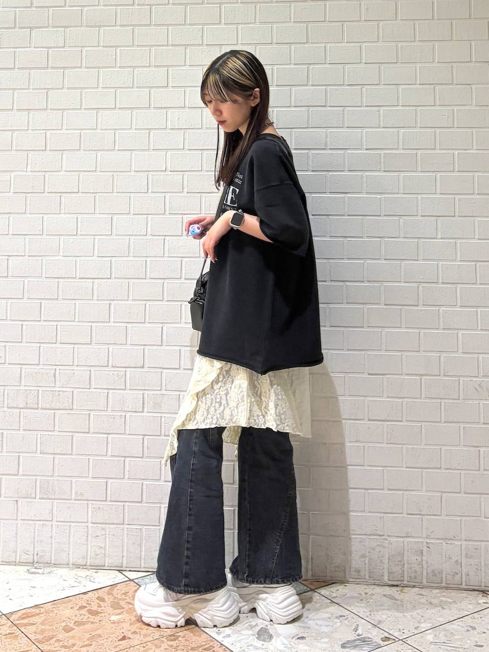 ブラック系のTシャツ/カットソーを着用したレディースの春コーディネートの6枚目の写真