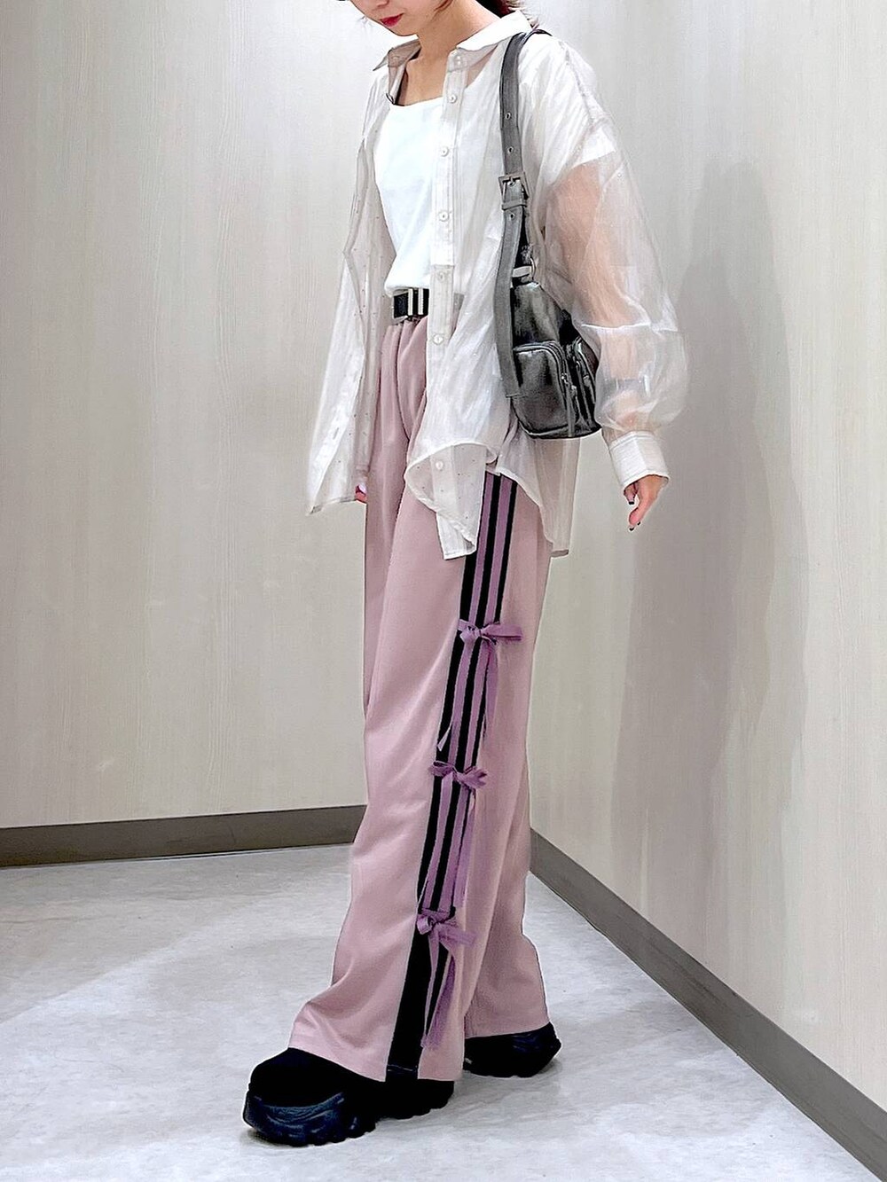 ホワイト系のTシャツ/カットソー、ブラック系のスニーカー、ピンク系のその他パンツを着用したレディースの秋コーディネートの4枚目の写真