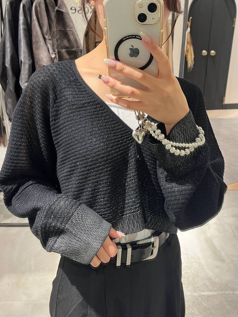 ブラック系のパンプス、ブラック系のカーディガン/ボレロ、ブラック系のスラックスを着用したレディースの秋コーディネートの2枚目の写真