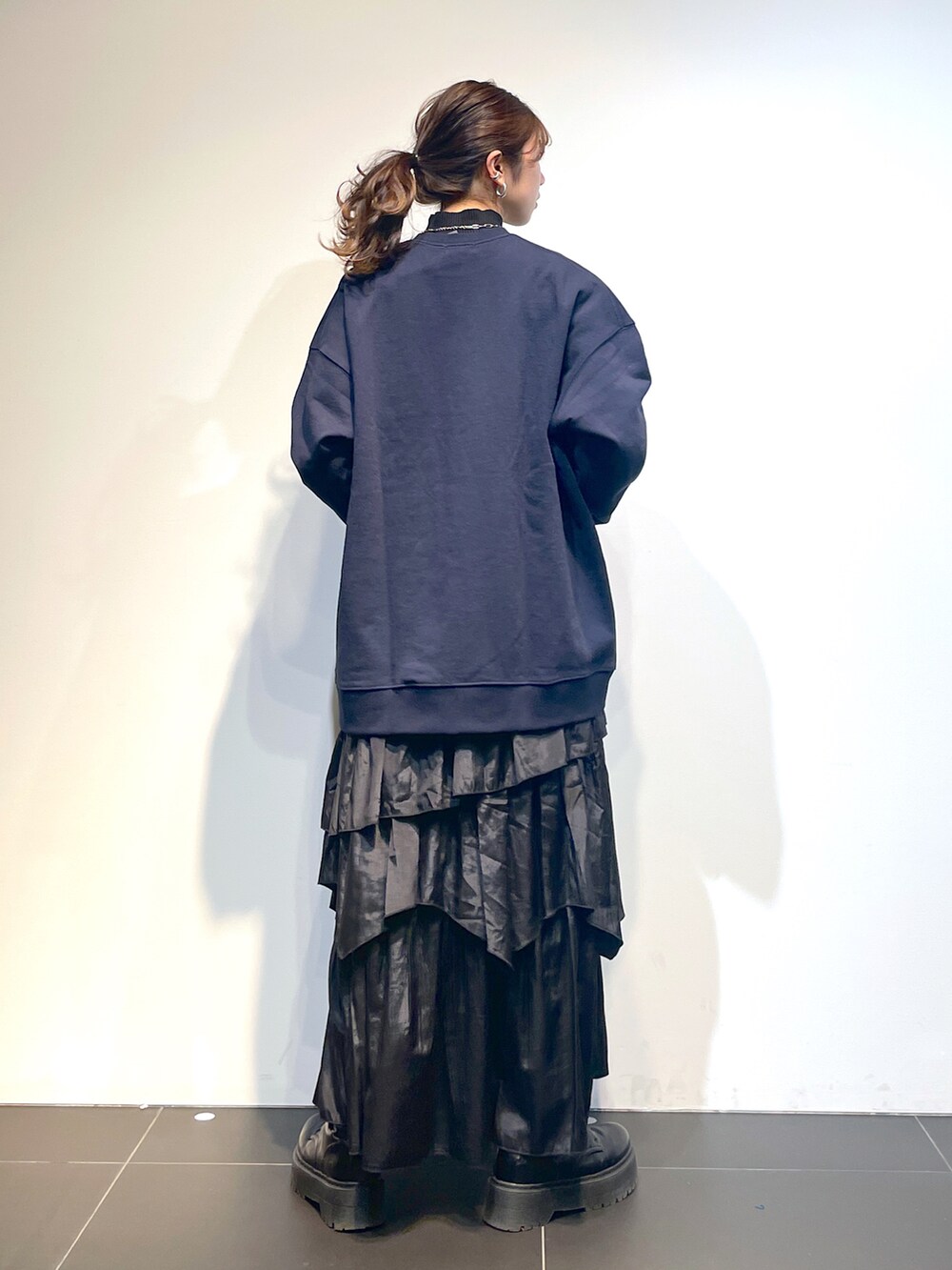 「休日スタイル、ロゴスウェット、冬コーデ、ワントーンコーデ、ビッグシルエット、ゆったりコーデ、タートルネック、休日コーデ、ブーツ、ブラック、リブニット、ティアードスカート、スウェット、pageboylim、カジュアルコーデ」｜「PAGEBOYのハイネックリブニット（ニット/セーター、ブラック系）」を使った、きゃぷさん（レディース・157cm）の冬コーディネートの4枚目の写真