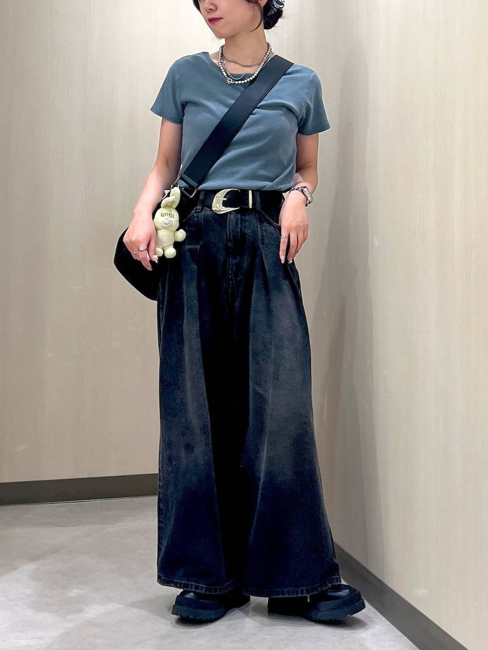 「カジュアル、デニムパンツ、ユニセックス、PBLIM、ベルト、着痩せ・細見え、ヘルシー、PAGEBOY、骨格ウェーブ_PAGEBOY、骨格ウェーブ、Tシャツ、春コーデ、ネックレス、バッグ、ショルダーバッグ」｜「Anuiの【Anui】ヤンキーラビットチャーム（キーホルダー、ブルー系）」を使った、きゃぷさん（レディース・157cm）の春コーディネートの3枚目の写真