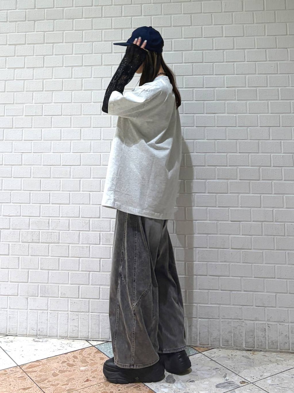 ブラック系のTシャツ/カットソー、グレー系のTシャツ/カットソー、ブラック系のデニムパンツを着用したレディースの春コーディネートの3枚目の写真