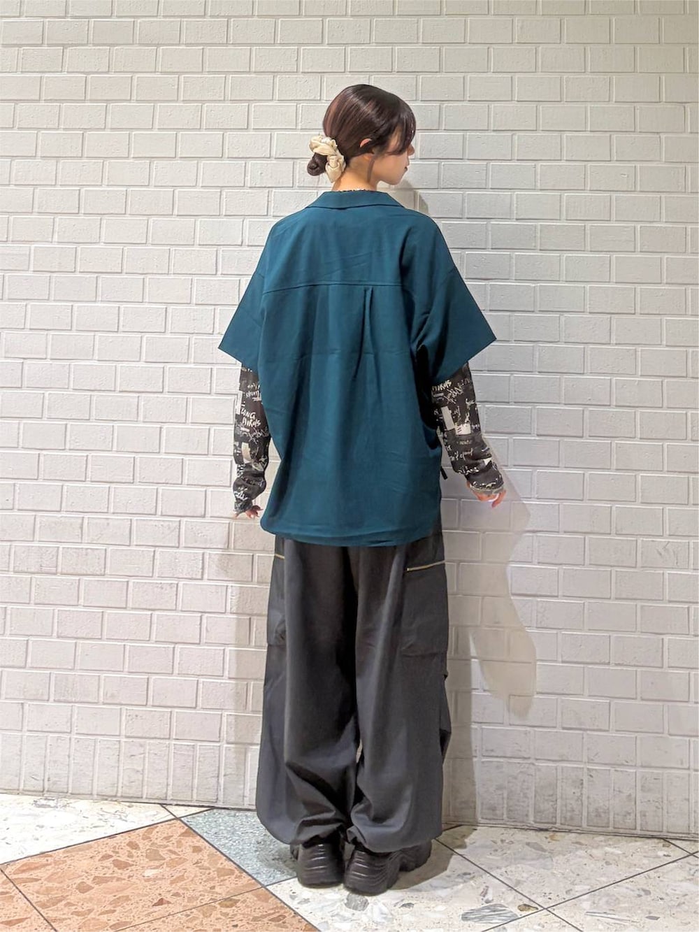 グレー系のカーゴパンツ、グリーン系のシャツ/ブラウス、グレー系のTシャツ/カットソーを着用したレディースの夏コーディネートの2枚目の写真