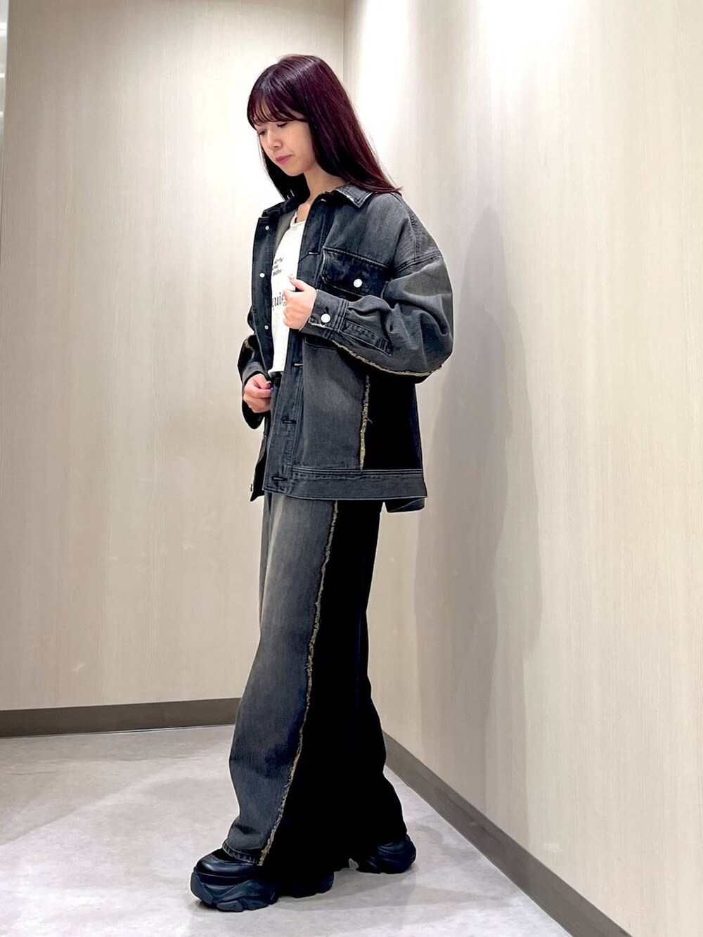 ブラック系のブーツ、ブラック系のデニムパンツ、ブラック系のブルゾンを着用したレディースの秋コーディネートの2枚目の写真