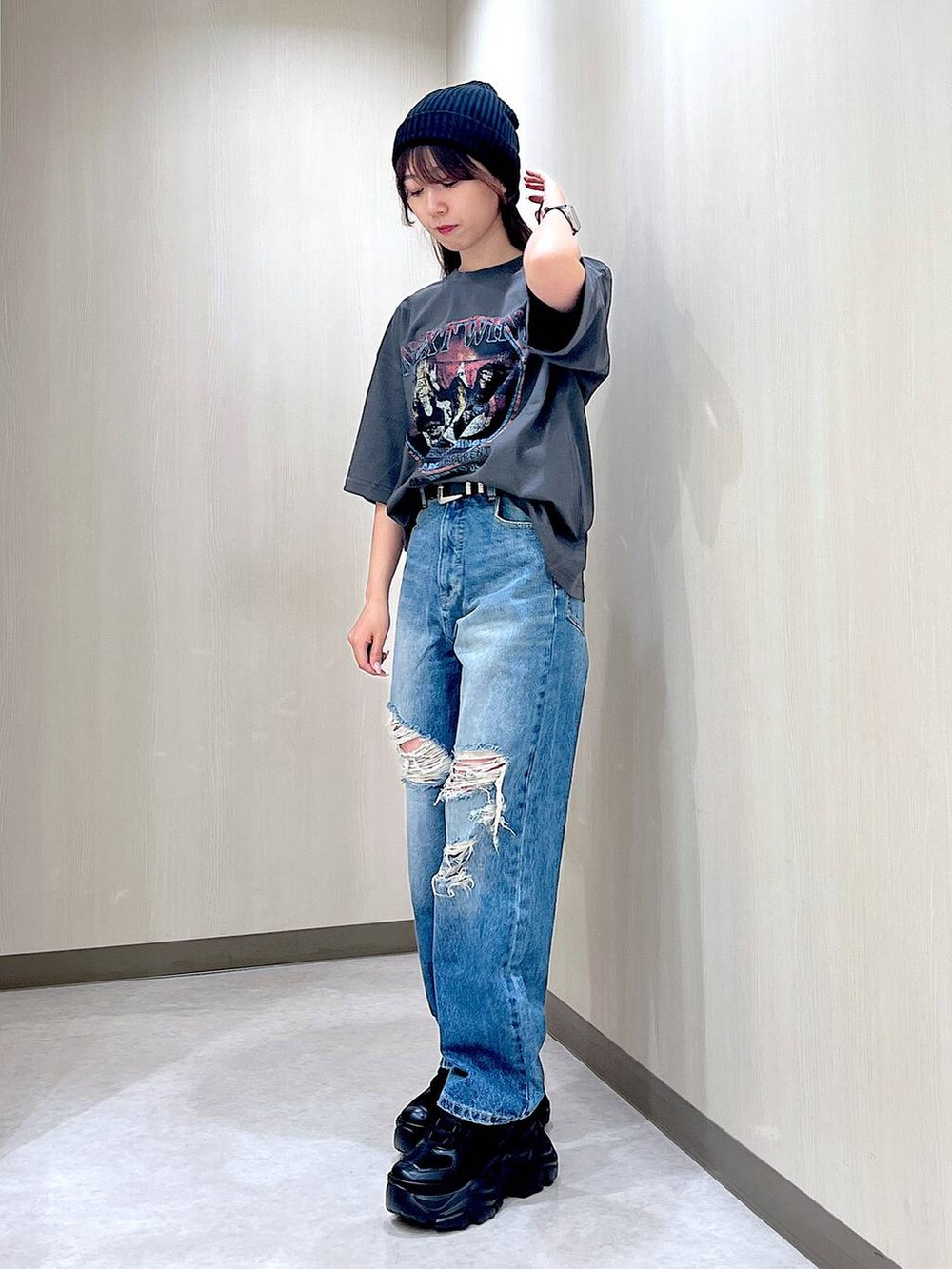 ブラック系のスニーカー、ブルー系のデニムパンツ、グレー系のTシャツ/カットソーを着用したレディースの夏コーディネートの3枚目の写真