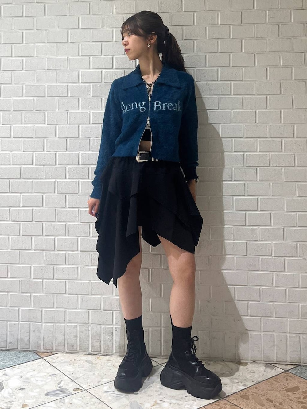 ブラック系のブーツ、ブラック系のベルトを着用したレディースの秋コーディネートの4枚目の写真