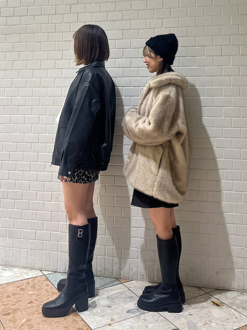 ブラック系のブーツ、ブラック系のブーツ、ブラウン系のスカートを着用したレディースの冬コーディネートの2枚目の写真