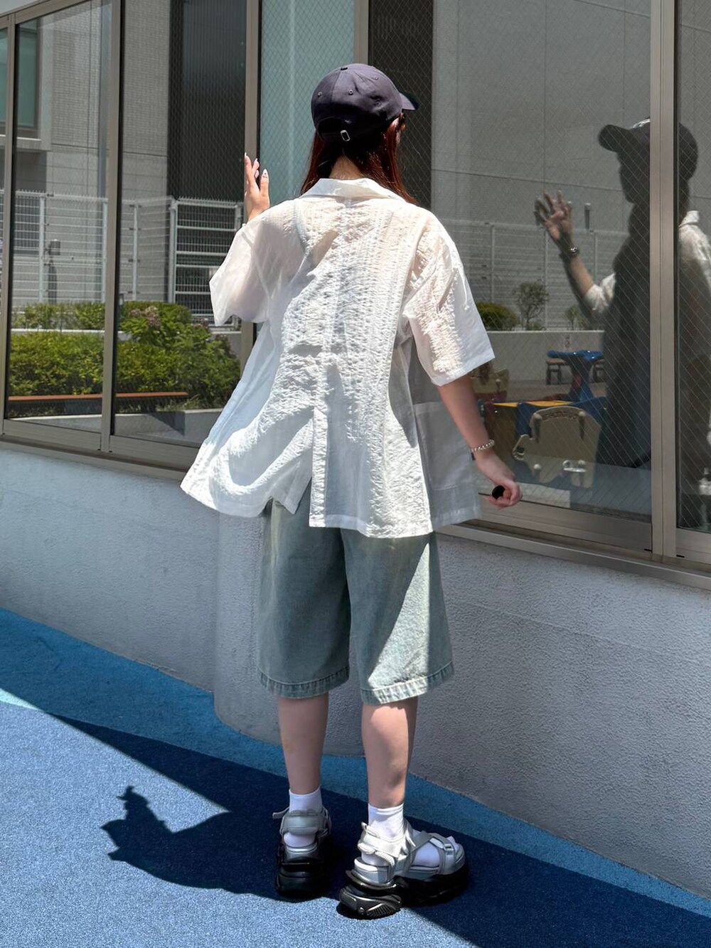 ホワイト系のテーラードジャケット、ブルー系のその他パンツ、グレー系のサンダルを着用したレディースの夏コーディネートの6枚目の写真