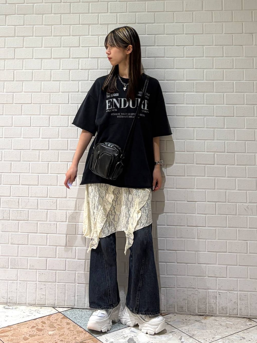 ブラック系のTシャツ/カットソーを着用したレディースの春コーディネートの4枚目の写真