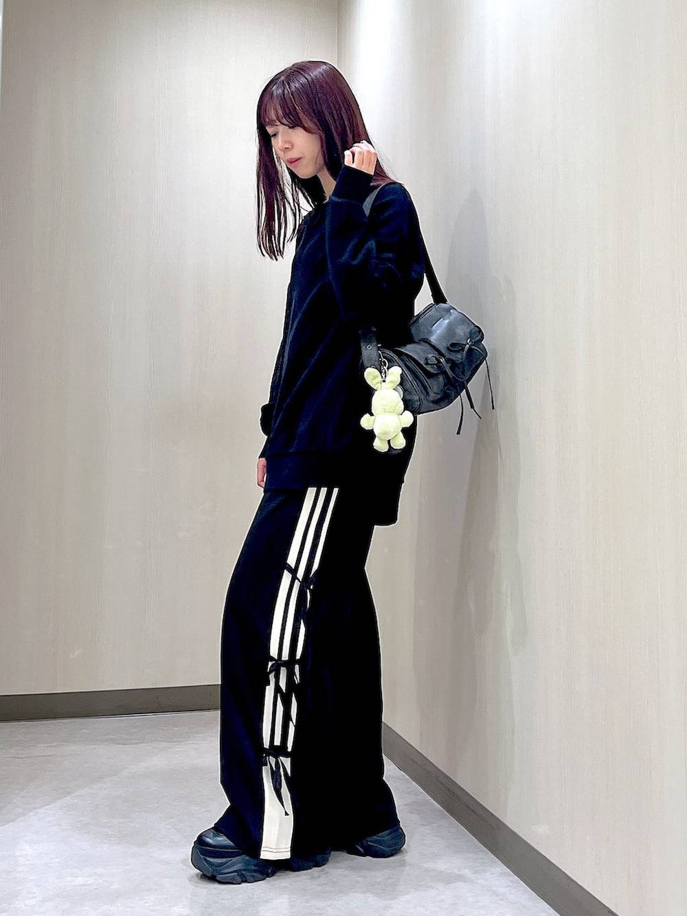 ブラック系のショルダーバッグ、ブラック系のその他パンツ、ブラック系のブーツを着用したレディースの秋コーディネートの2枚目の写真