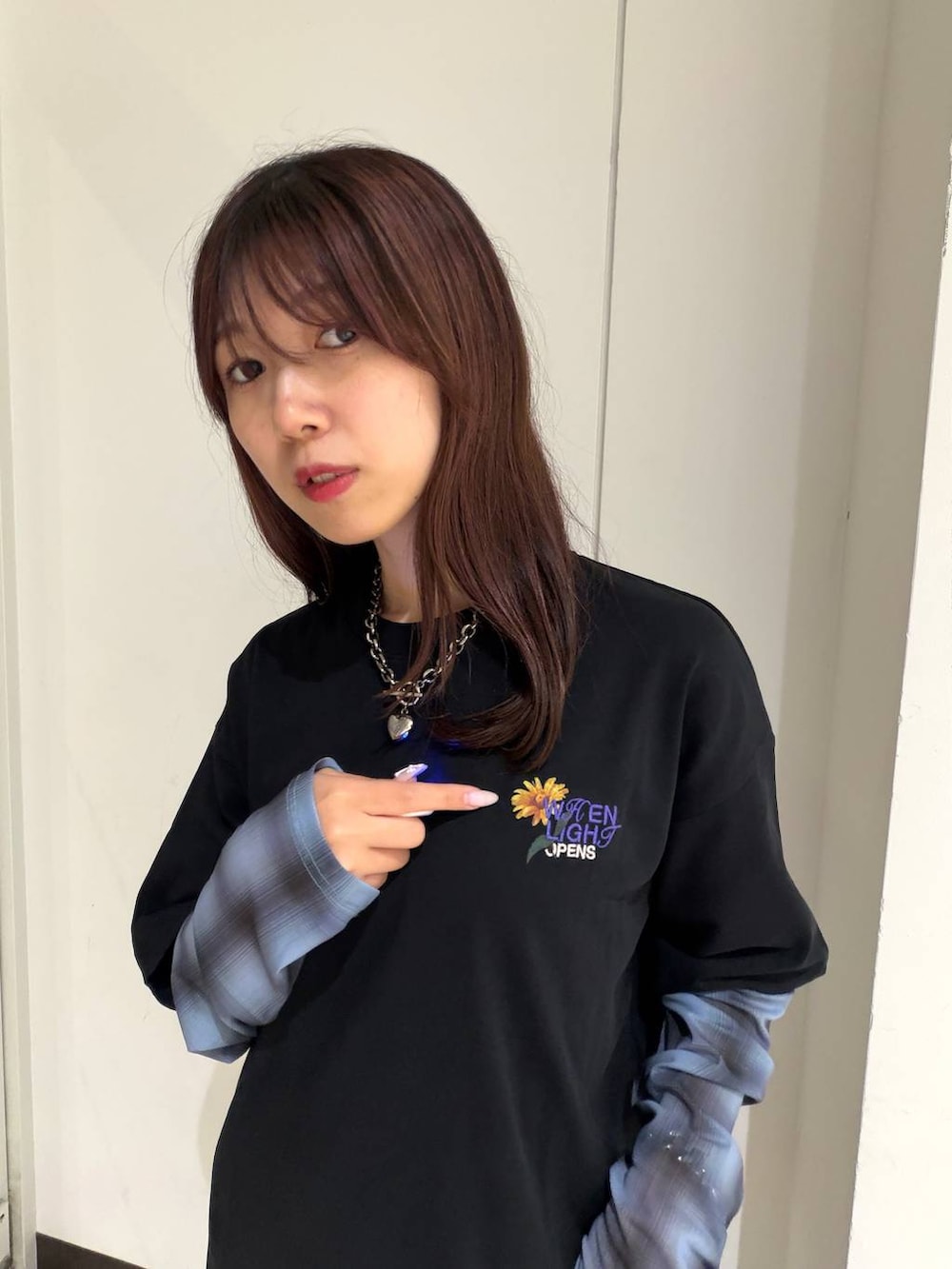 ブラック系のデニムパンツ、ブラック系のTシャツ/カットソー、ブルー系のTシャツ/カットソーを着用したレディースの夏コーディネートの9枚目の写真