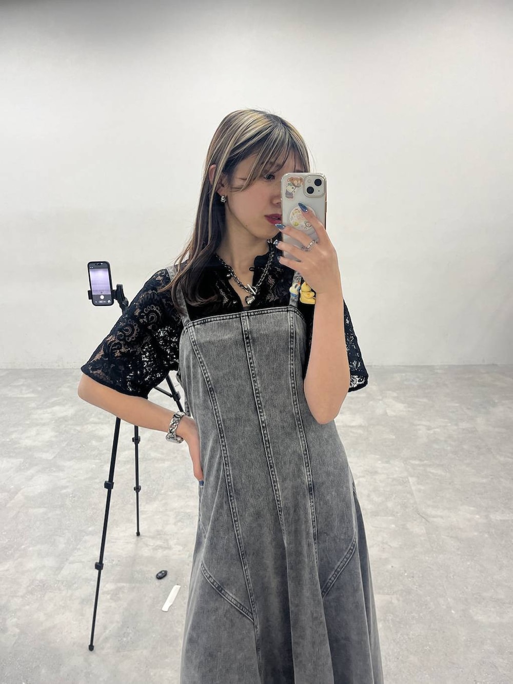 ブラック系のスニーカー、ブラック系のシャツ/ブラウス、ブラック系のボストンバッグを着用したレディースの冬コーディネートの4枚目の写真