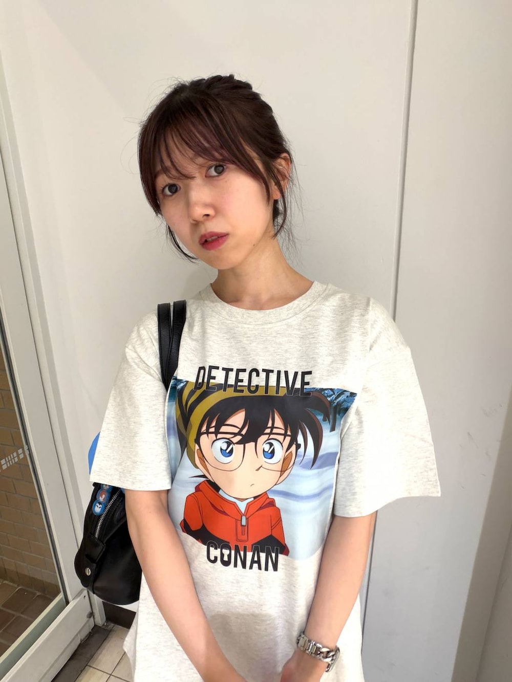 グレー系のスカート、ブラック系のボストンバッグ、ホワイト系のTシャツ/カットソーを着用したレディースの春コーディネートの2枚目の写真