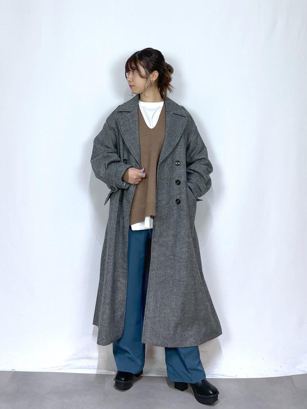 ブラック系のその他アウター、ホワイト系のTシャツ/カットソー、ブラック系のブーツを着用したレディースの冬コーディネートの3枚目の写真