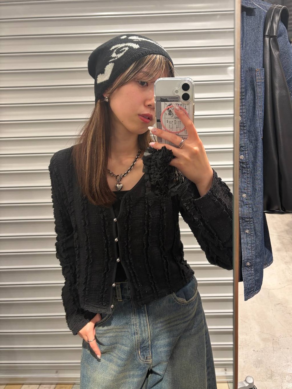 ブラック系のブーツ、ブルー系のデニムパンツ、ブラック系のTシャツ/カットソーを着用したレディースの春コーディネートの2枚目の写真