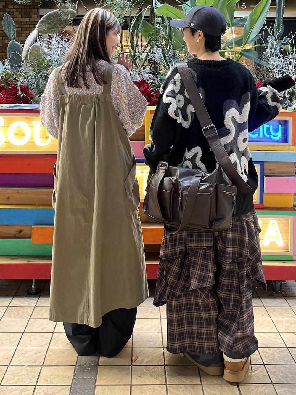 ブラック系のブーツ、イエロー系のモカシン/デッキシューズ、ブラウン系のボストンバッグを着用したレディースの冬コーディネートの2枚目の写真