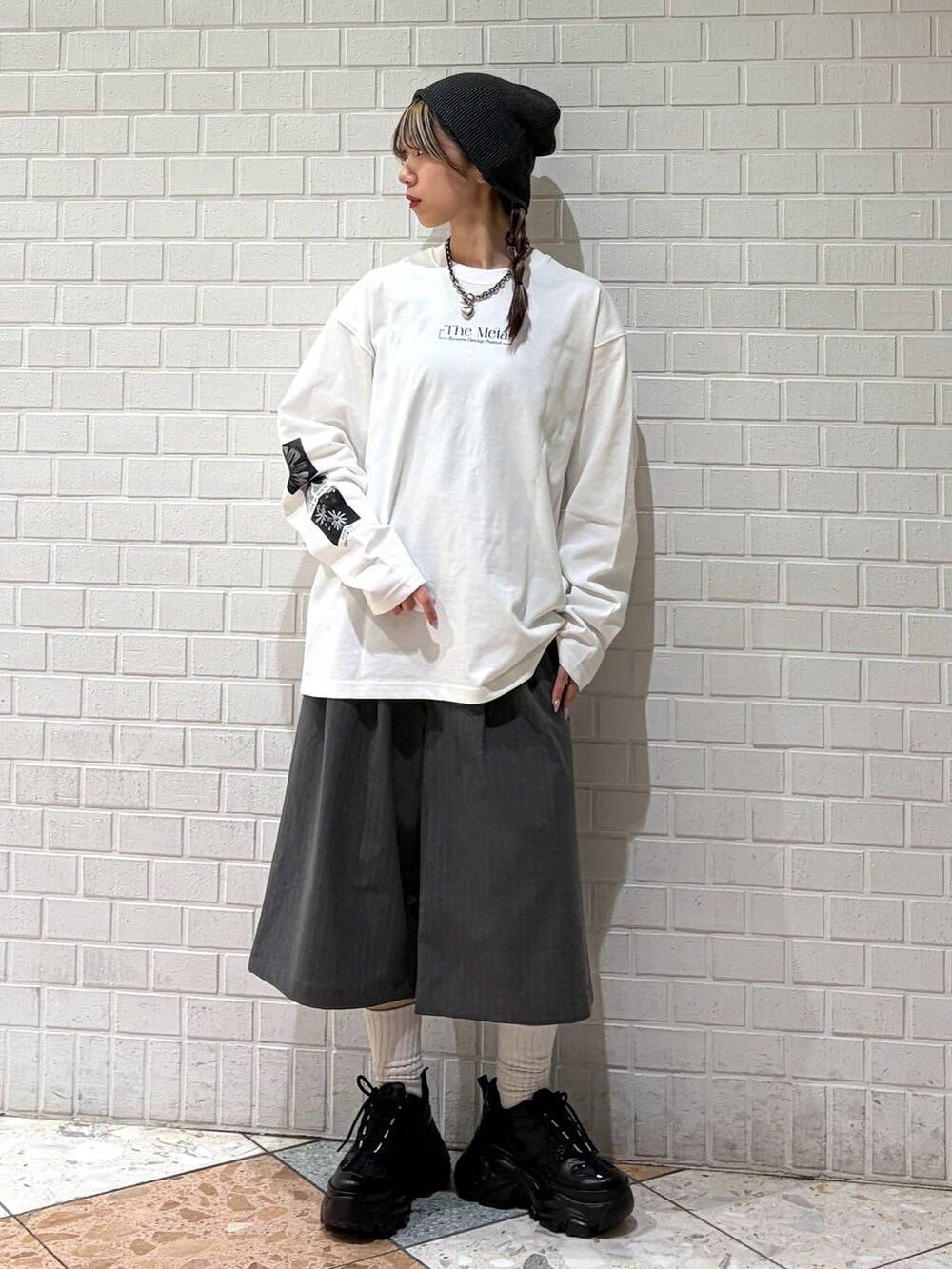 ホワイト系のスニーカー、ホワイト系のTシャツ/カットソー、グレー系のテーラードジャケットを着用したレディースの春コーディネートの7枚目の写真