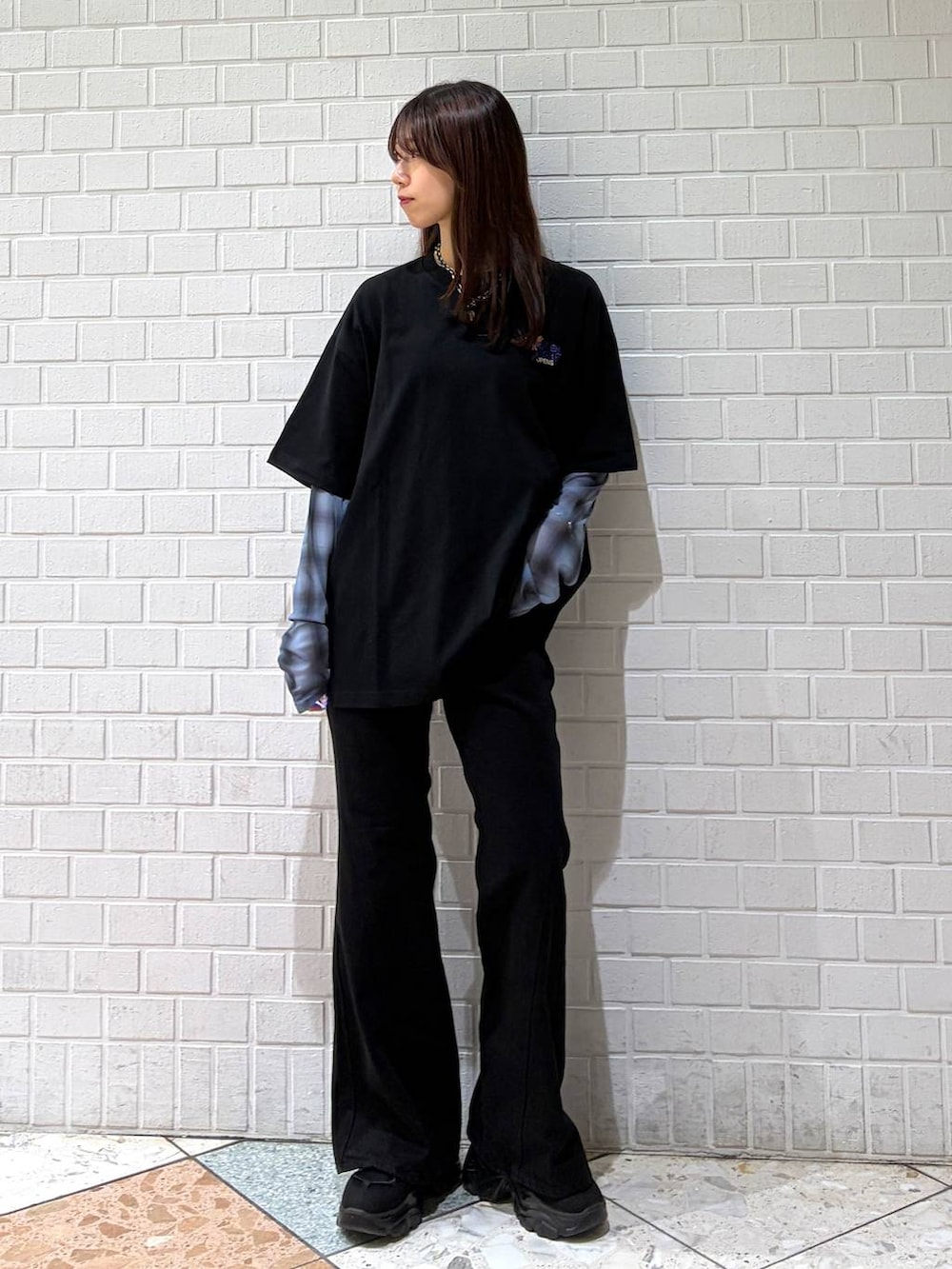 ブラック系のデニムパンツ、ブラック系のTシャツ/カットソー、ブルー系のTシャツ/カットソーを着用したレディースの夏コーディネートの7枚目の写真