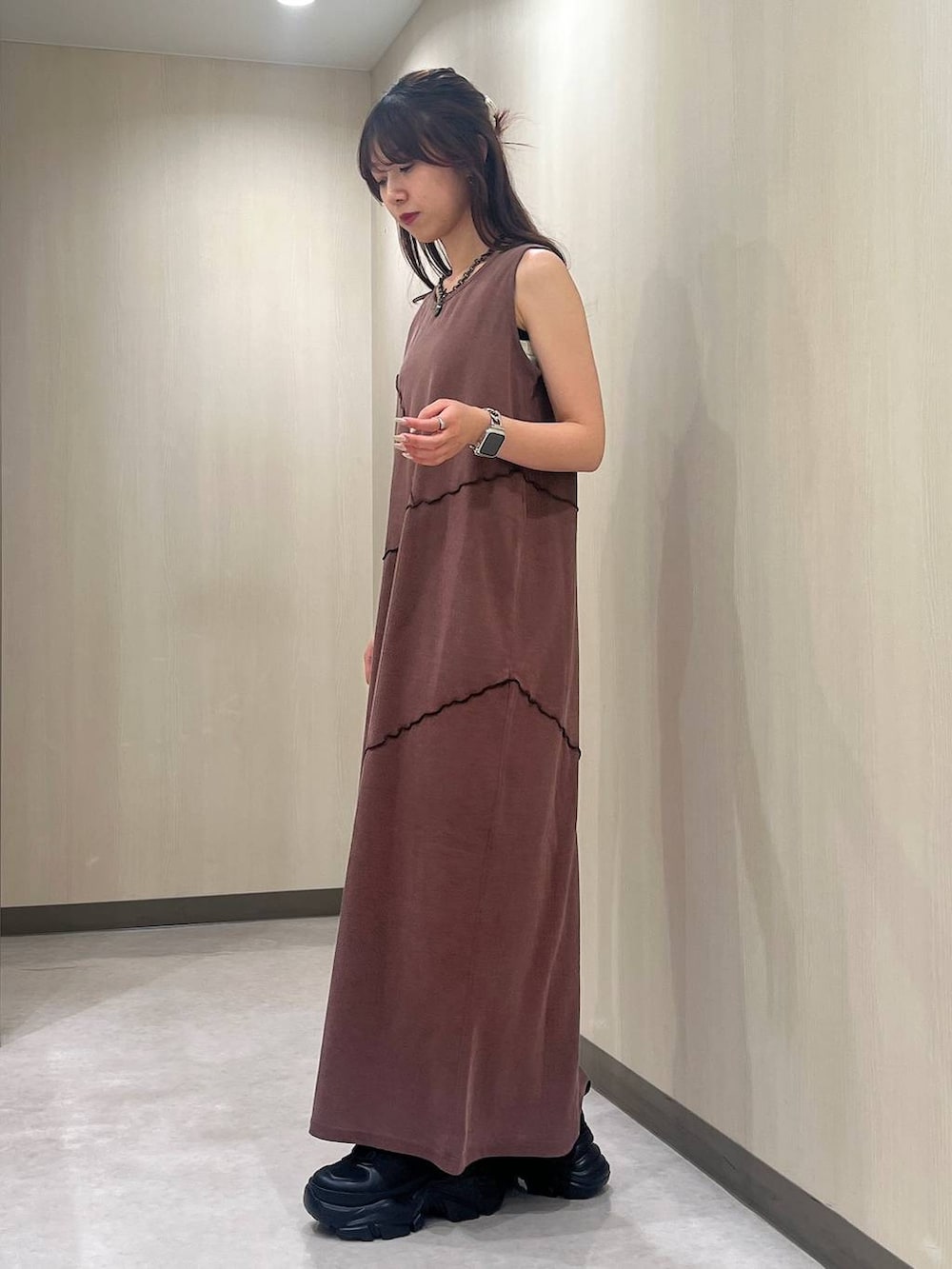 「着痩せ・細見え、ヘルシー、カジュアル、骨格ウェーブ、ワンピース、ネックレス、スニーカー、ノースリーブ」｜「PAGEBOYの<高畠百加着用アイテム>ハートマンテルネックレス2（ネックレス、ブラック系）」を使った、きゃぷさん（レディース・157cm）の夏コーディネートの2枚目の写真