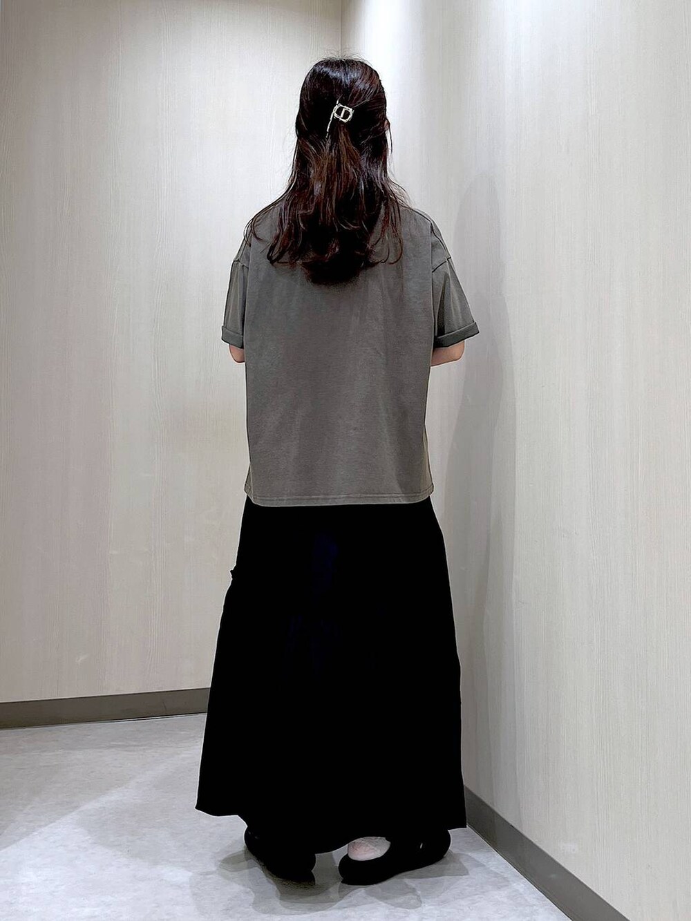グレー系のTシャツ/カットソー、ブラック系のスカートを着用したレディースの夏コーディネートの3枚目の写真
