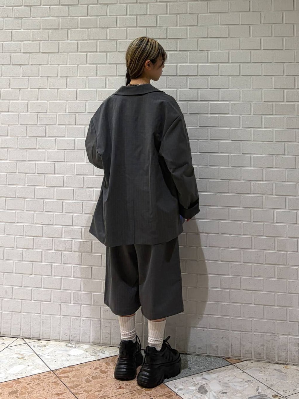 ホワイト系のスニーカー、ホワイト系のTシャツ/カットソー、グレー系のテーラードジャケットを着用したレディースの春コーディネートの2枚目の写真