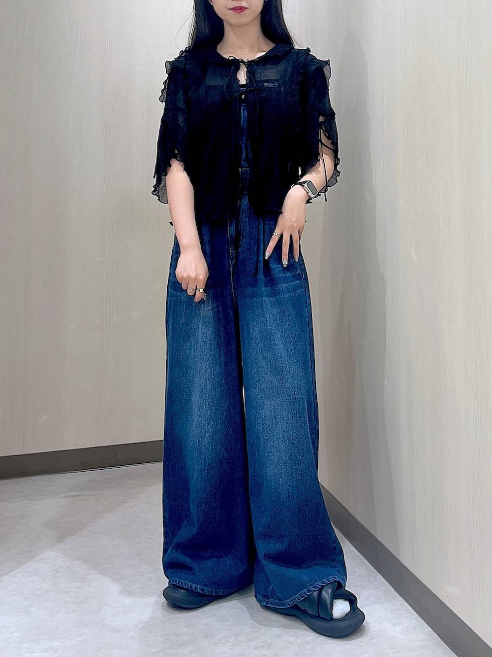 ブルー系のサロペット/オーバーオール、ブラック系のキャミソール、ブラック系のシャツ/ブラウスを着用したレディースの夏コーディネートの3枚目の写真