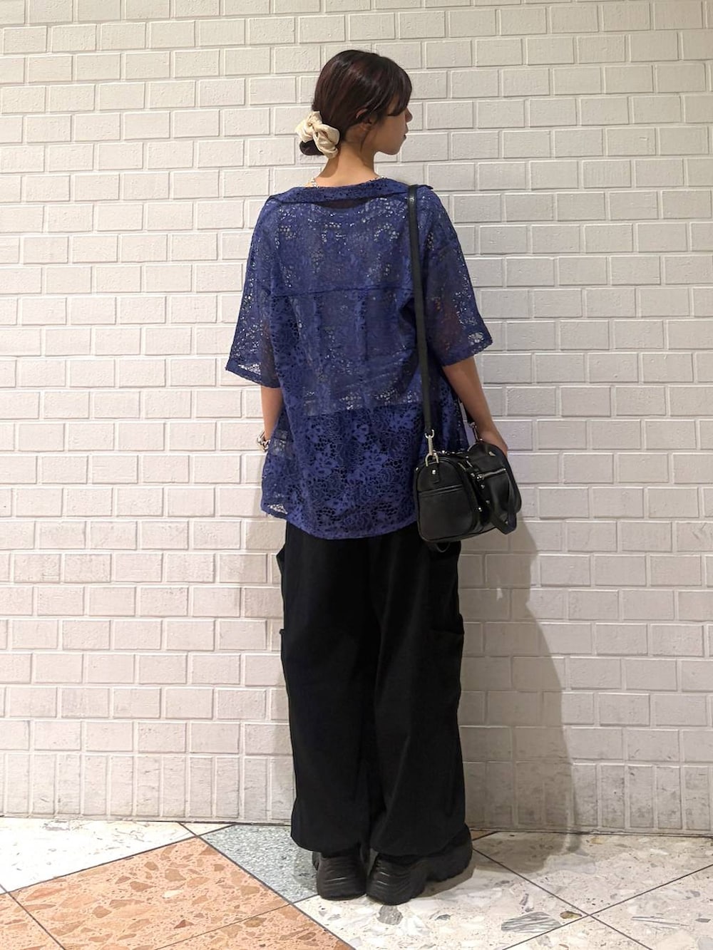 ブラック系のショルダーバッグ、ブルー系のシャツ/ブラウス、ブルー系のTシャツ/カットソーを着用したレディースの夏コーディネートの3枚目の写真