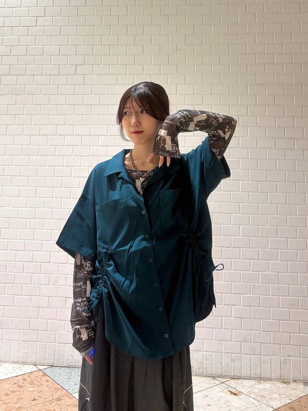 グレー系のカーゴパンツ、グリーン系のシャツ/ブラウス、グレー系のTシャツ/カットソーを着用したレディースの夏コーディネートの4枚目の写真