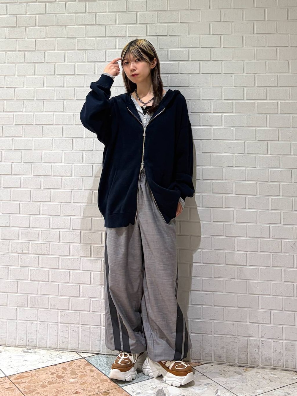 ベージュ系のスニーカー、ブルー系のパーカー、グレー系のその他パンツを着用したレディースの春コーディネートの7枚目の写真