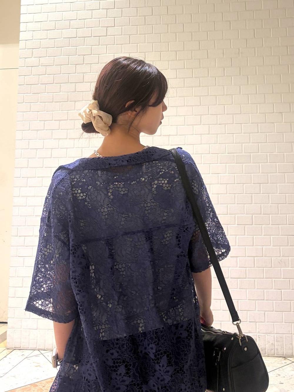 ブラック系のショルダーバッグ、ブルー系のシャツ/ブラウス、ブルー系のTシャツ/カットソーを着用したレディースの夏コーディネートの8枚目の写真