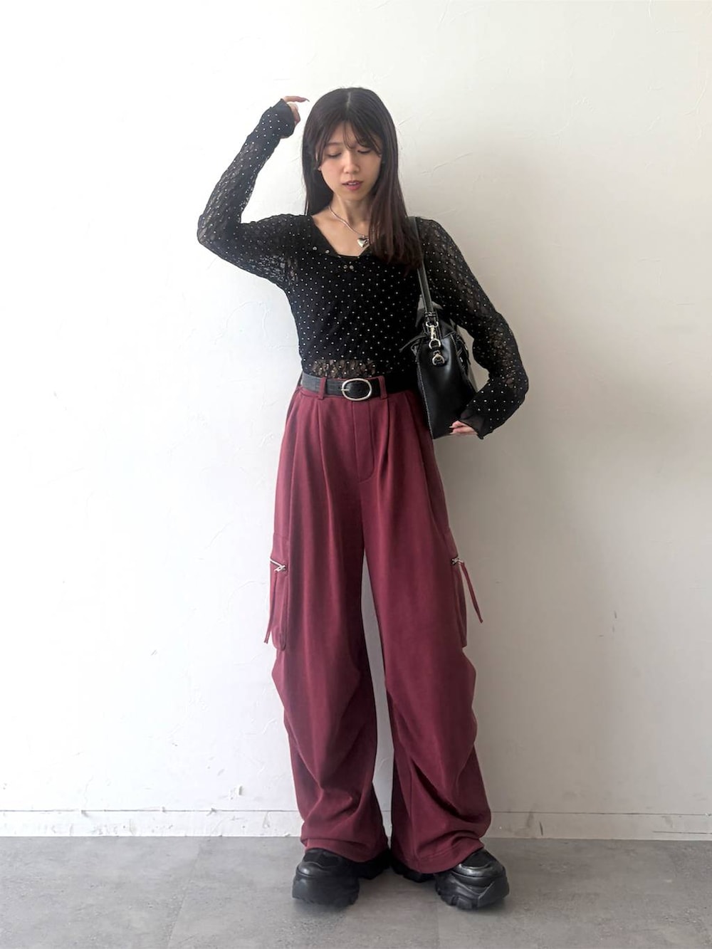 ブラック系のスニーカー、その他のシャツ/ブラウス、ブラック系のショルダーバッグを着用したレディースの秋コーディネートの7枚目の写真