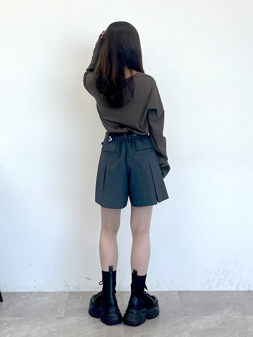 「着痩せ・細見え、きれいめ、カジュアル、Anui、PAGEBOY」｜「PAGEBOYのラッププリーツショートパンツ（その他パンツ、グレー系）」を使った、きゃぷさん（レディース・157cm）の秋コーディネートの2枚目の写真