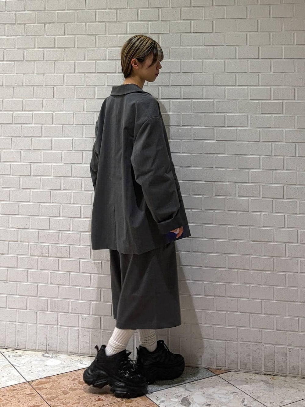 ホワイト系のスニーカー、ホワイト系のTシャツ/カットソー、グレー系のテーラードジャケットを着用したレディースの春コーディネートの5枚目の写真