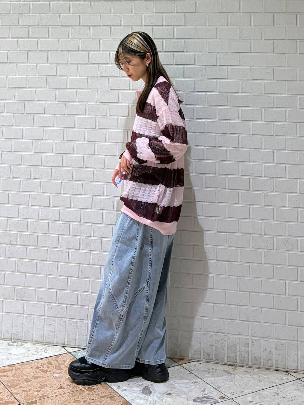 ブルー系のデニムパンツ、ピンク系のポロシャツを着用したレディースの春コーディネートの5枚目の写真