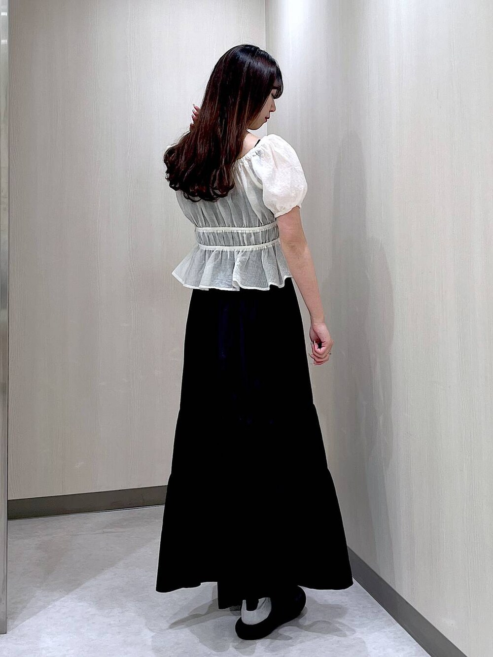 ホワイト系のシャツ/ブラウス、ブラック系のワンピースを着用したレディースの夏コーディネートの5枚目の写真