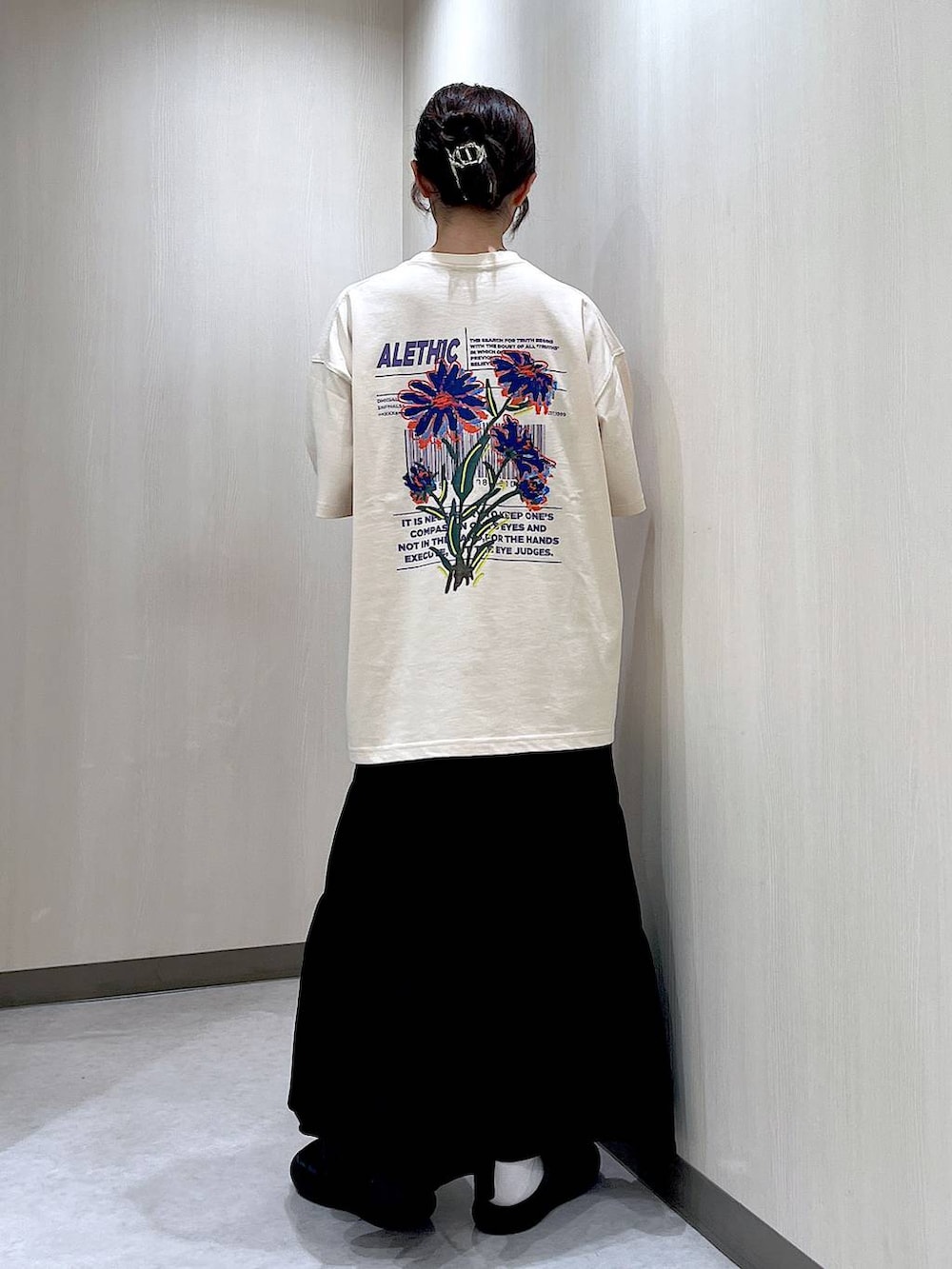 ブラック系のワンピース、ベージュ系のTシャツ/カットソーを着用したレディースの夏コーディネートの2枚目の写真