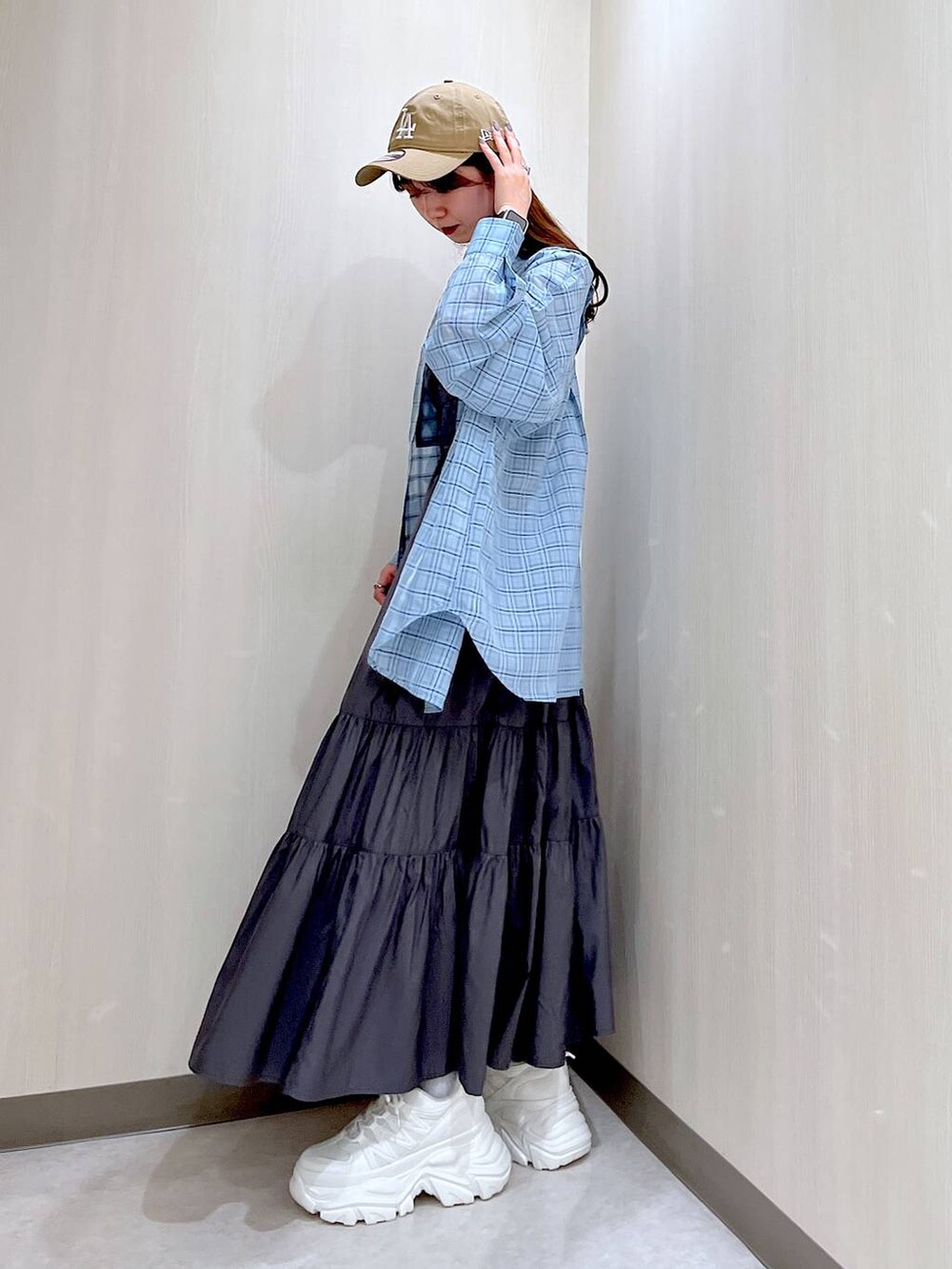 ホワイト系のスニーカー、ブルー系のシャツ/ブラウス、グレー系のワンピースを着用したレディースの春コーディネートの3枚目の写真