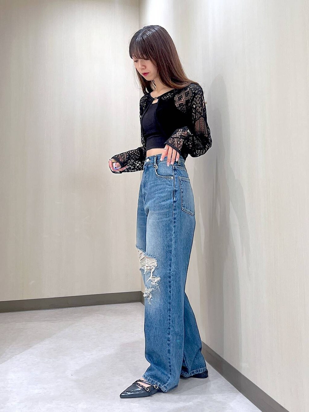 ブラック系のパンプス、ブルー系のデニムパンツ、ブラック系のカーディガン/ボレロを着用したレディースの夏コーディネートの3枚目の写真