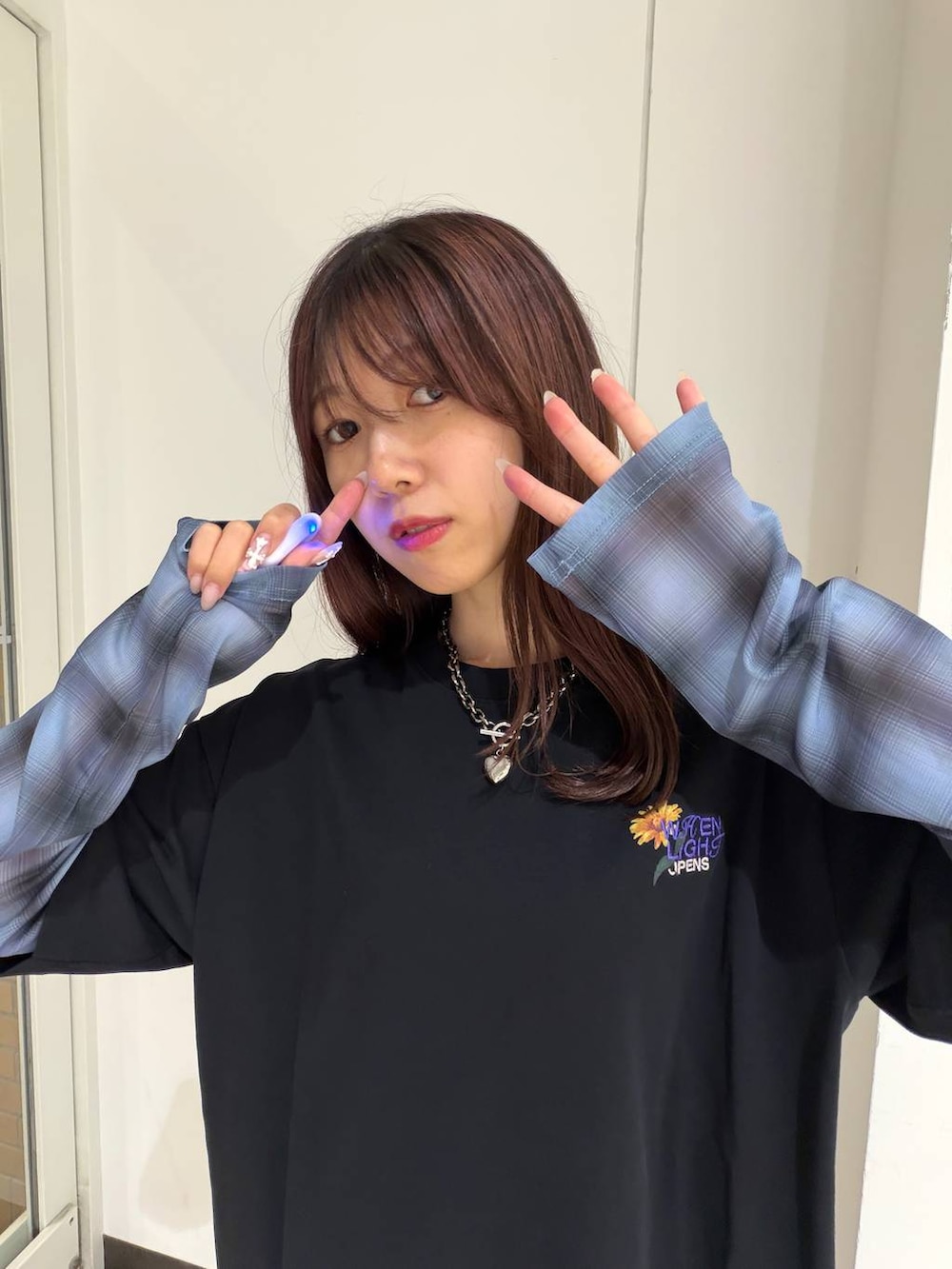 ブラック系のデニムパンツ、ブラック系のTシャツ/カットソー、ブルー系のTシャツ/カットソーを着用したレディースの夏コーディネートの4枚目の写真