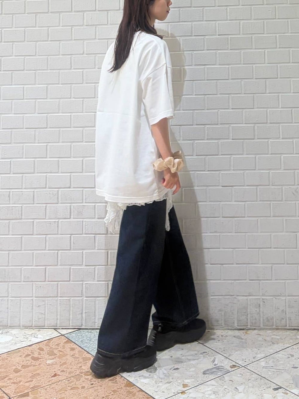 ホワイト系のTシャツ/カットソー、ブルー系のデニムパンツ、ホワイト系のTシャツ/カットソーを着用したレディースの夏コーディネートの6枚目の写真