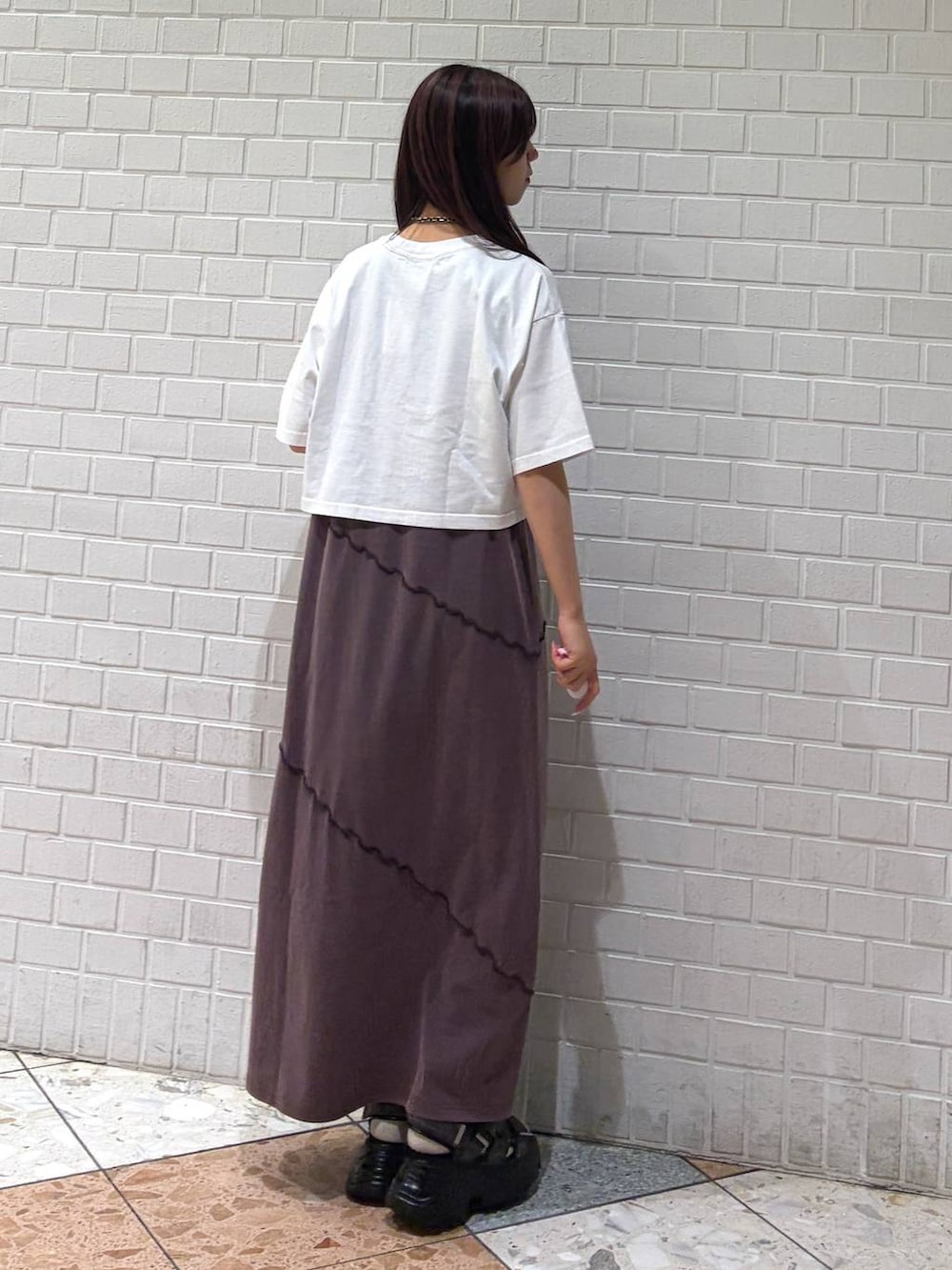ホワイト系のTシャツ/カットソーを着用したレディースの春コーディネートの2枚目の写真