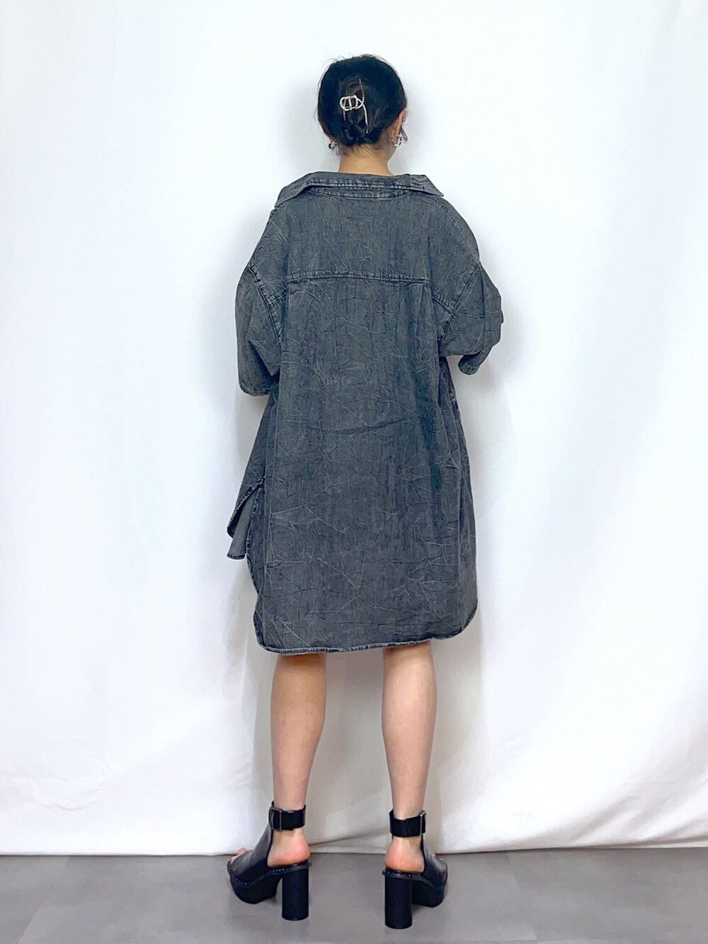 ブラック系のシャツ/ブラウス、ホワイト系のTシャツ/カットソー、ブルー系のスカートを着用したレディースの夏コーディネートの2枚目の写真