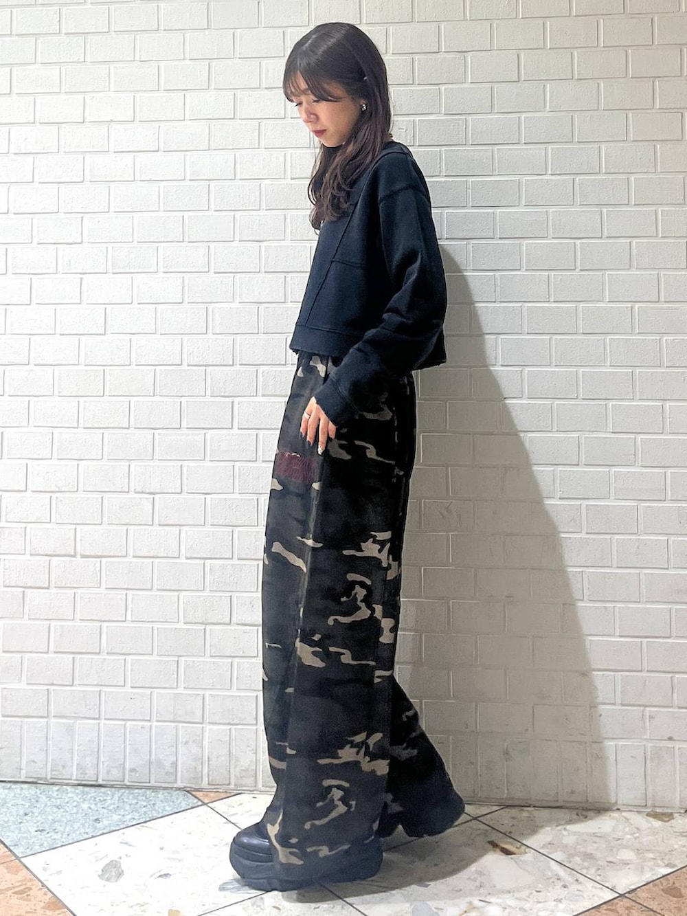 ブラック系のブーツ、その他のスウェットパンツ、グレー系のスウェットを着用したレディースの秋コーディネートの2枚目の写真