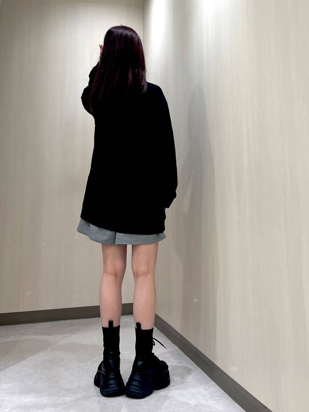 ブラック系のブーツ、ブラック系のその他パンツ、ブラック系のスウェットを着用したレディースの秋コーディネートの3枚目の写真