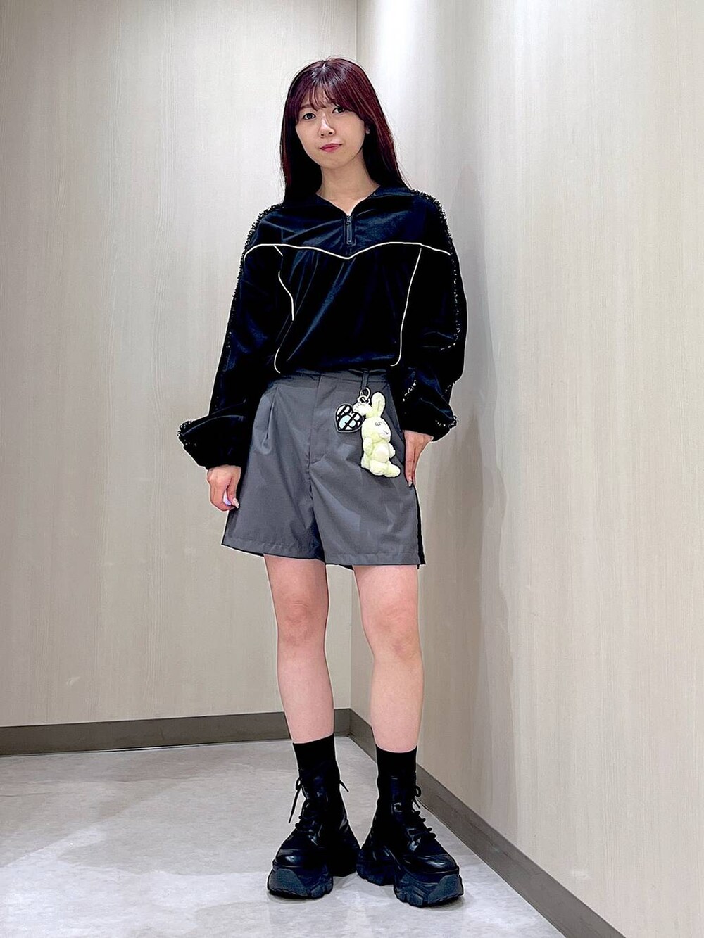「モノトーン、ブラックコーデ、着痩せ・細見え、ワントーン、カジュアル、ショートブーツ、ショートパンツ、骨格ウェーブ_PAGEBOY、骨格ウェーブ、スニーカー、ジャケット、ジャケットスタイル」｜「PAGEBOYのカットアウトジャケット（テーラードジャケット、ブラック系）」を使った、きゃぷさん（レディース・157cm）の秋コーディネートの3枚目の写真