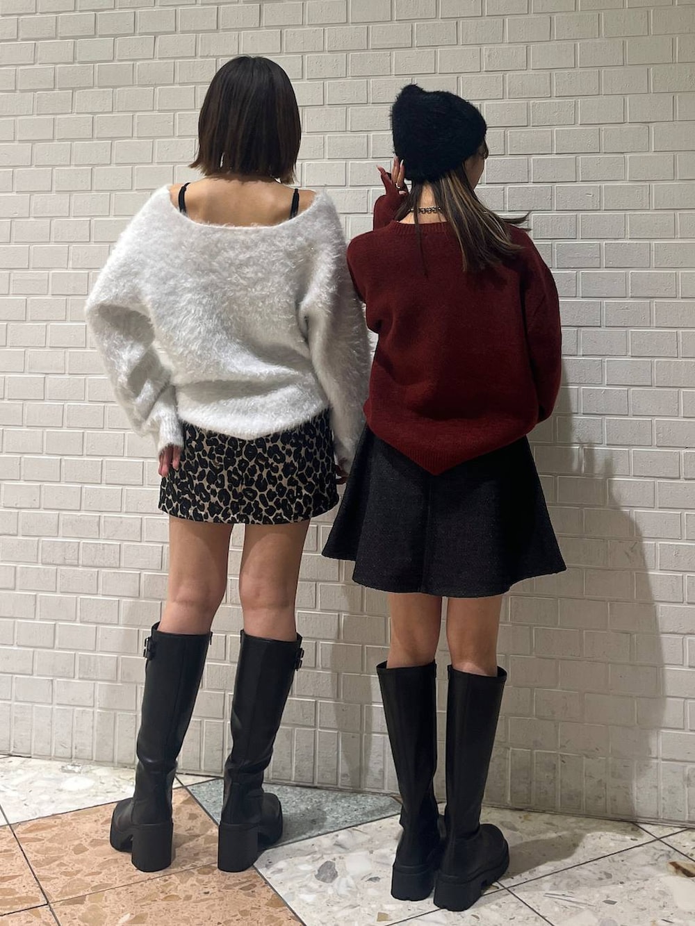 ブラック系のブーツ、ブラック系のブーツ、ブラウン系のスカートを着用したレディースの冬コーディネートの7枚目の写真