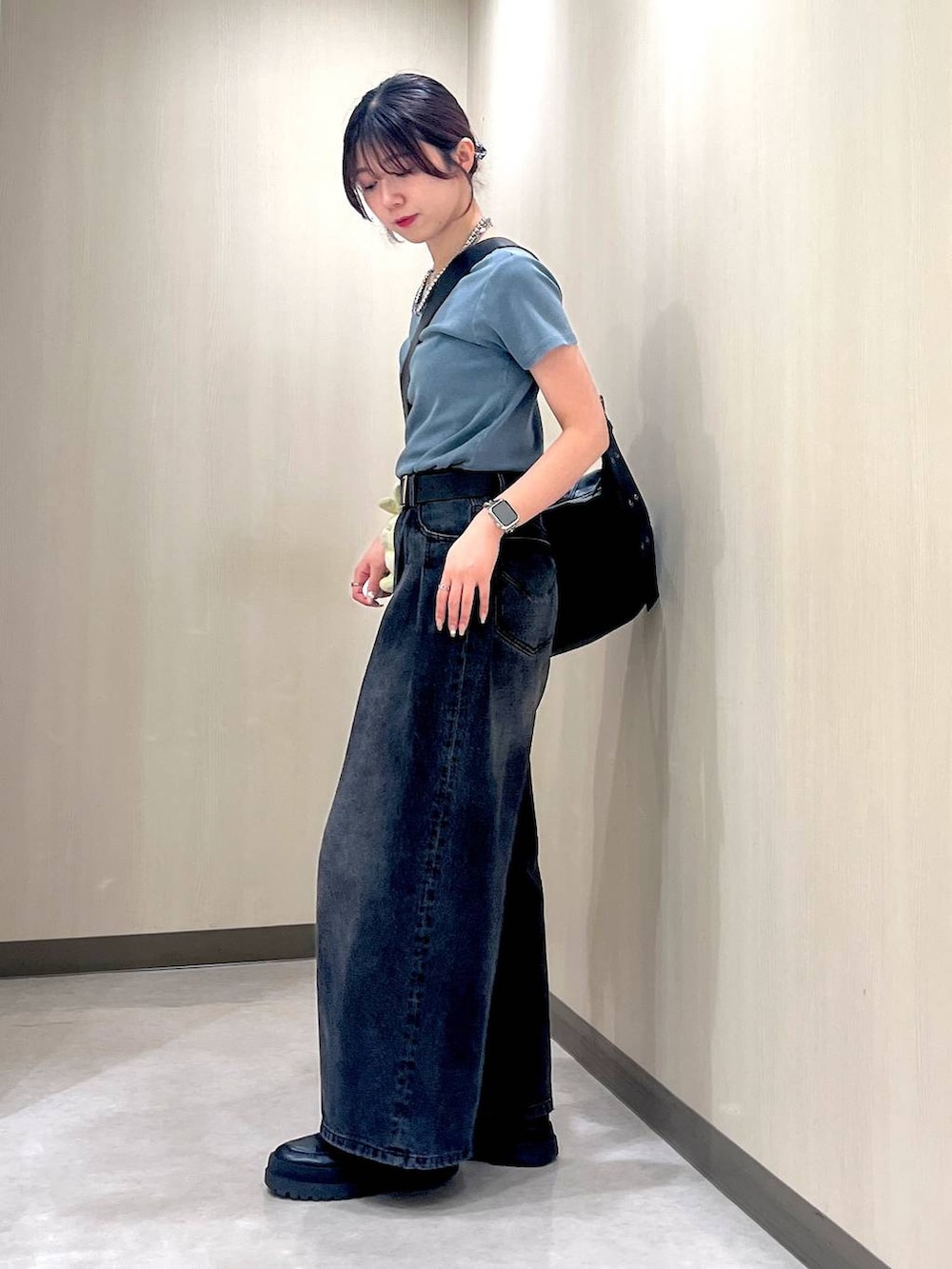 「カジュアル、デニムパンツ、ユニセックス、PBLIM、ベルト、着痩せ・細見え、ヘルシー、PAGEBOY、骨格ウェーブ_PAGEBOY、骨格ウェーブ、Tシャツ、春コーデ、ネックレス、バッグ、ショルダーバッグ」｜「Anuiの【Anui】ヤンキーラビットチャーム（キーホルダー、ブルー系）」を使った、きゃぷさん（レディース・157cm）の春コーディネートの2枚目の写真