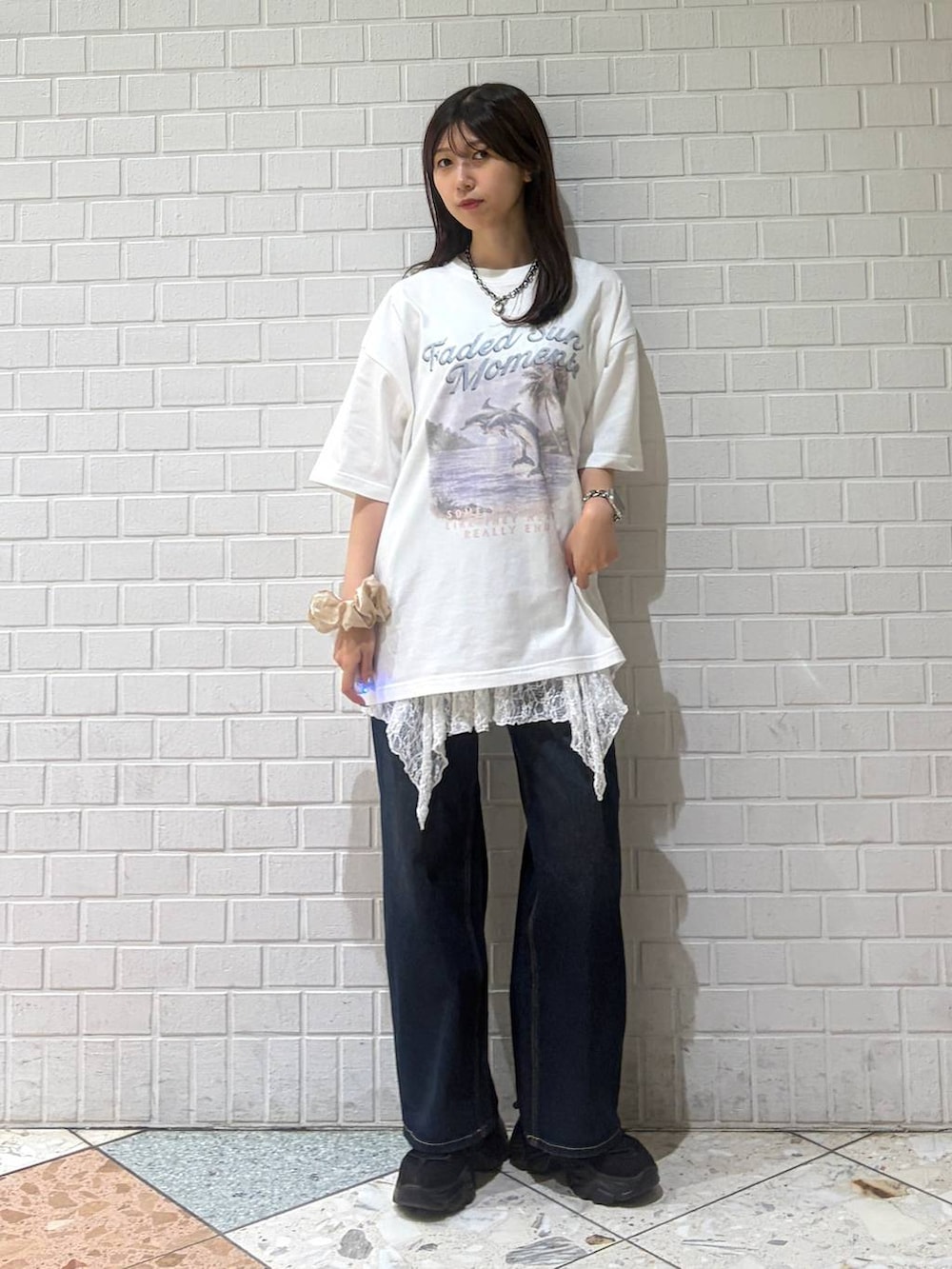 ホワイト系のTシャツ/カットソー、ブルー系のデニムパンツ、ホワイト系のTシャツ/カットソーを着用したレディースの夏コーディネートの5枚目の写真