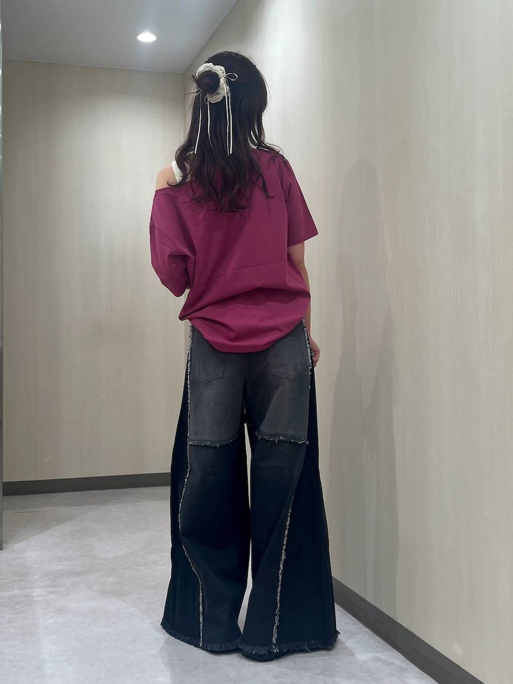 「着痩せ・細見え、ヘルシー、カジュアル、骨格ウェーブ、PAGEBOY、Tシャツ、夏コーデ、セールコーデ、タンクトップ、デニムパンツ、スニーカー、ネックレス」｜「PAGEBOYのプラットチャンキースニーカー（スニーカー、ブラック系）」を使った、きゃぷさん（レディース・157cm）の夏コーディネートの3枚目の写真