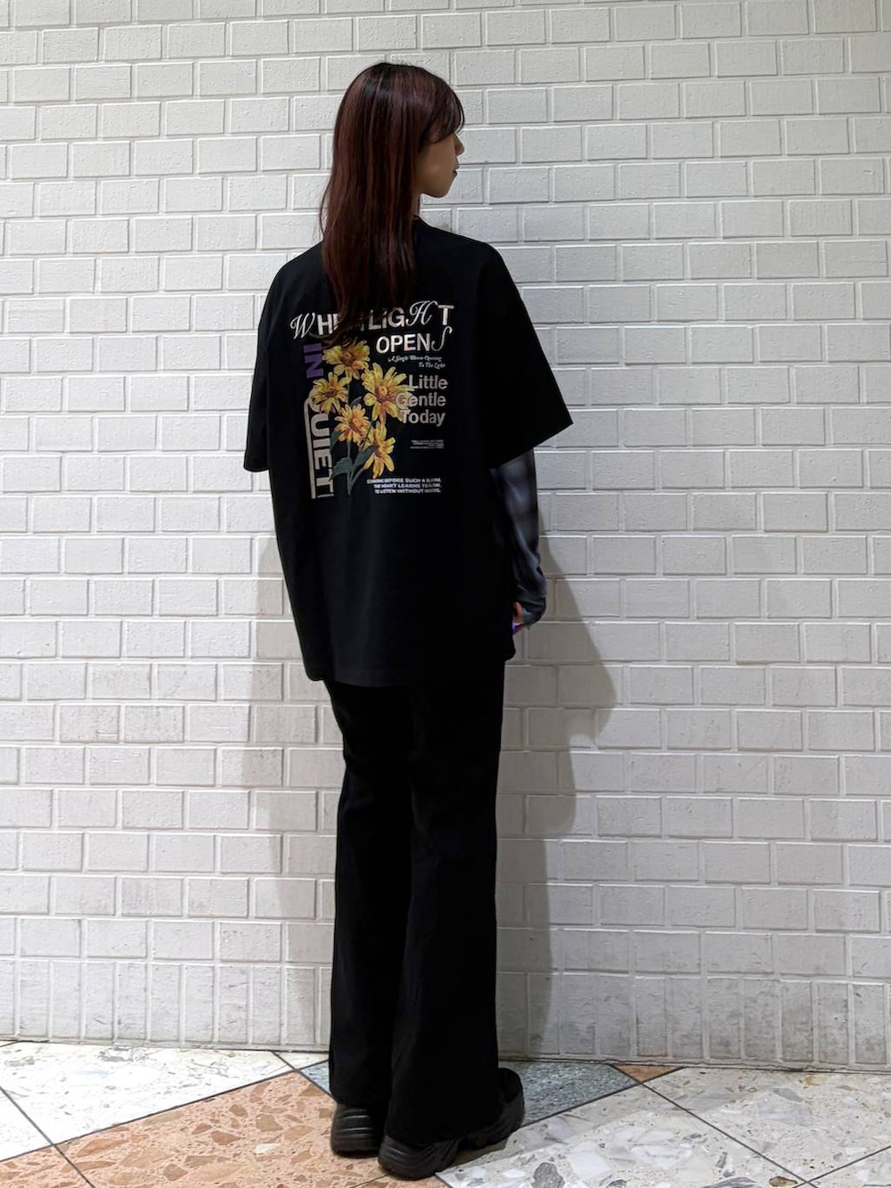 ブラック系のデニムパンツ、ブラック系のTシャツ/カットソー、ブルー系のTシャツ/カットソーを着用したレディースの夏コーディネートの6枚目の写真